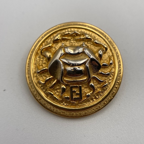 VINTAGE FENDI GOLD PLATED CRAB (SCORPION )?BROOCH - Picture 4 of 5